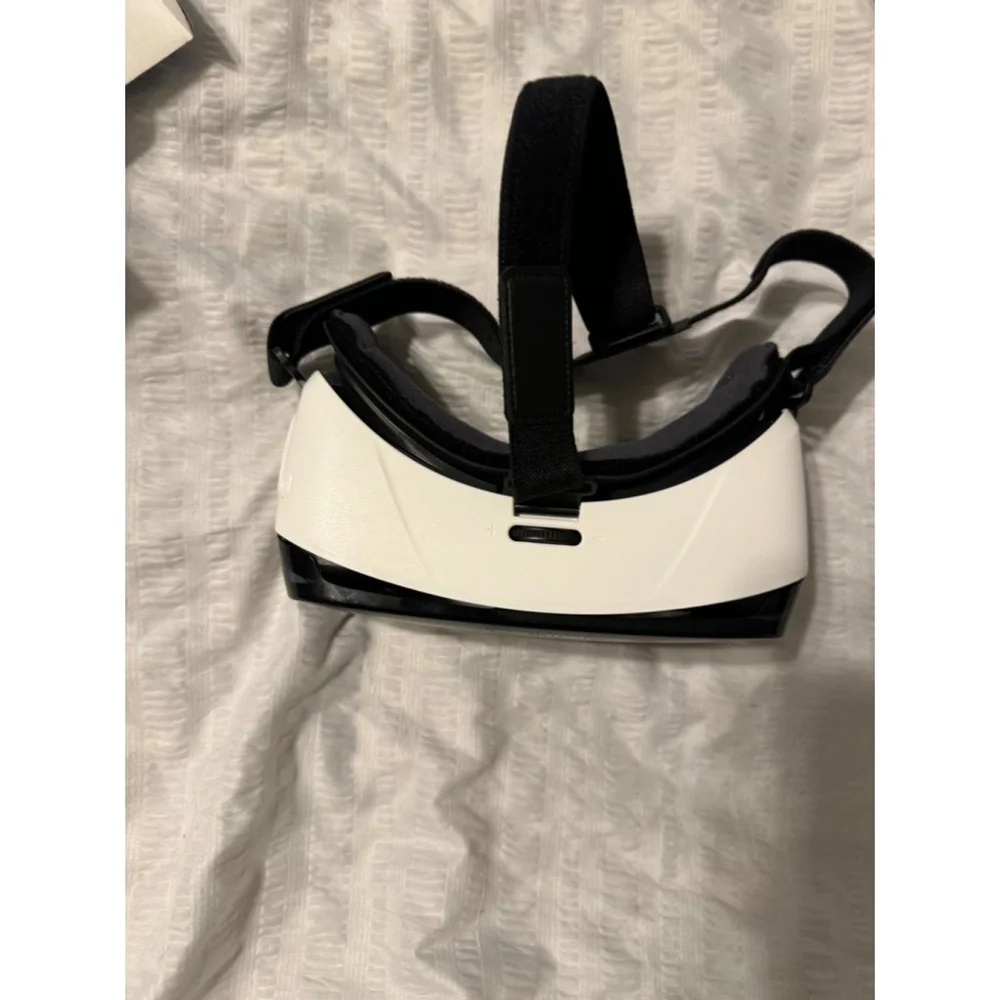Samsung Gear VR Headset - Black/White